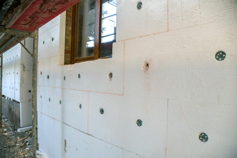 izolacja ścian domu płytami styropianowymi